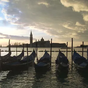 https://rudy-house-venice.hotelslidodijesolo.com